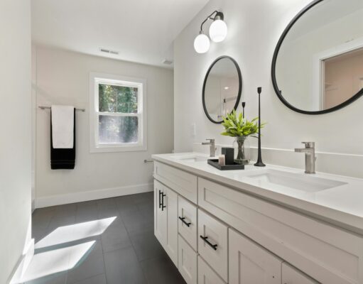 Essential Features to Consider When Remodeling Your Bathroom Vanity