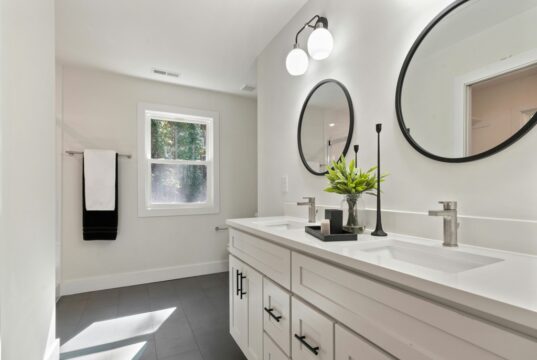 Essential Features to Consider When Remodeling Your Bathroom Vanity